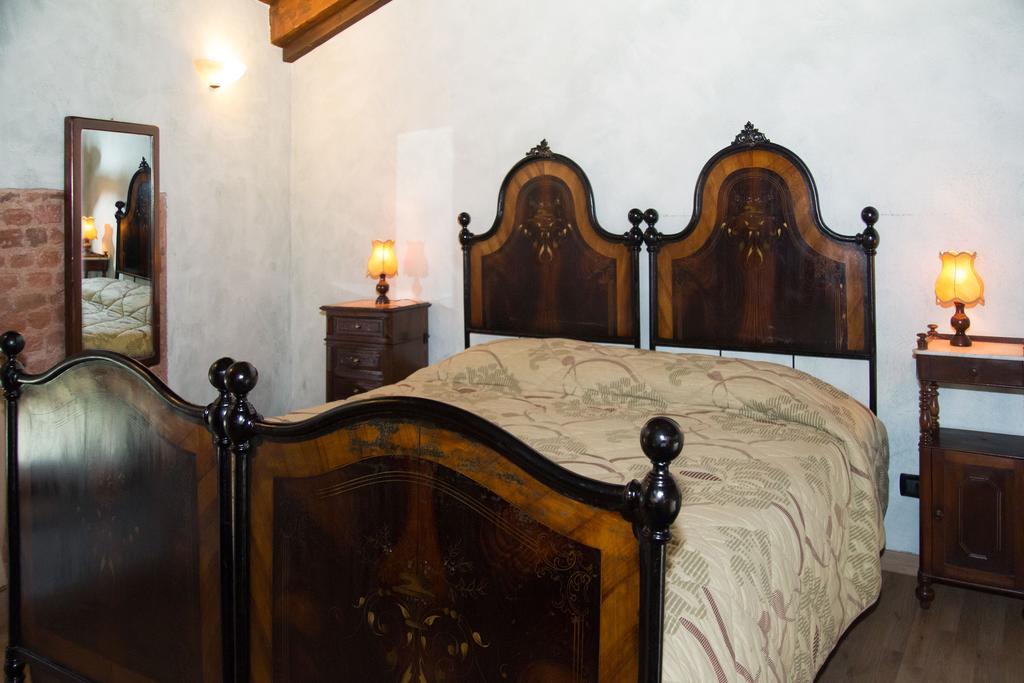 Bed and Breakfast Casa Del Grande Vecchio Airasca Habitación foto
